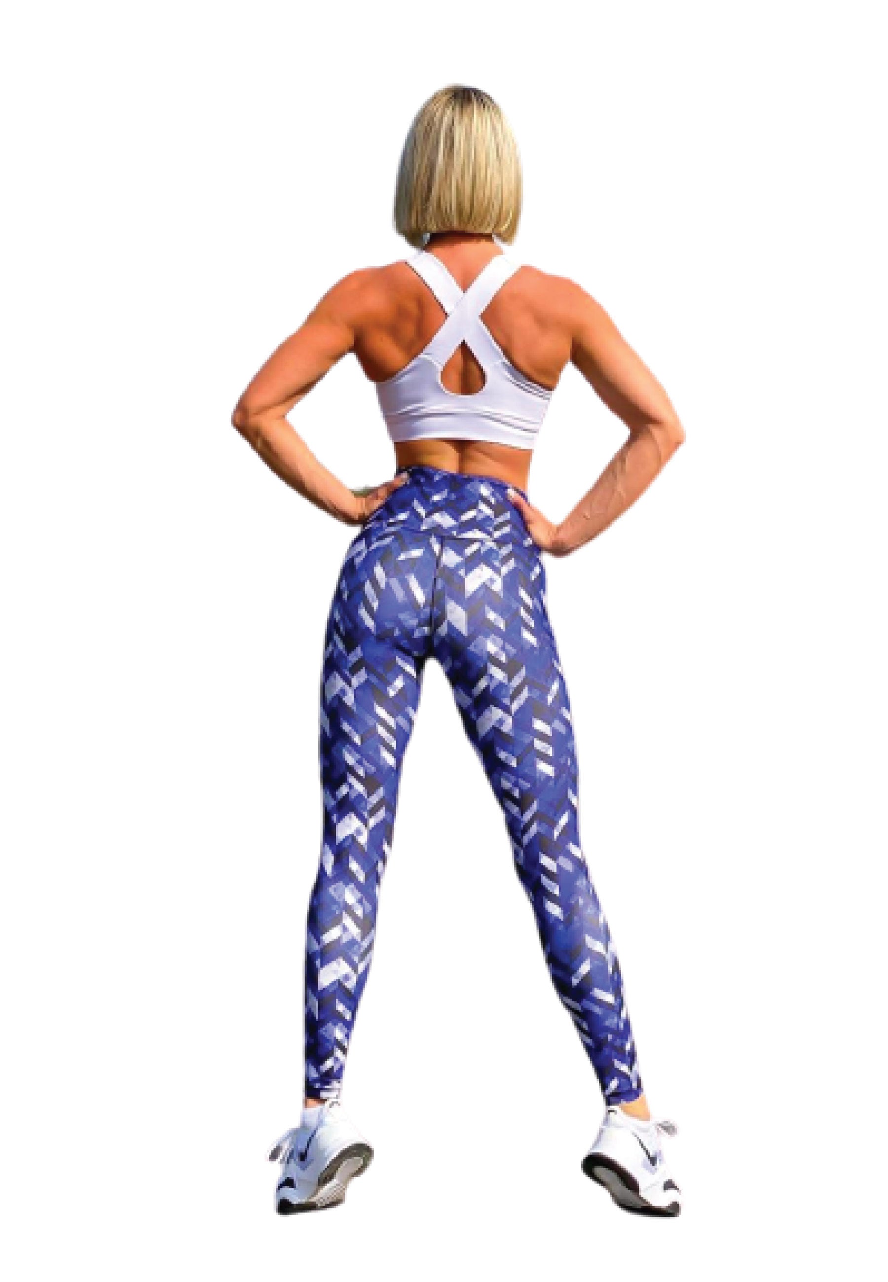 Person im weißen Sport-BH Lismina und 1037 Extra High Waist Leggings, Blau & Weiß gemustert, Hände auf den Hüften.
